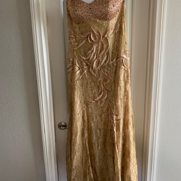 Formal gown - Picture 1 of 3